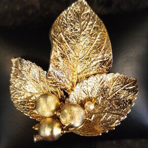 VTG CAPRI LEAF BROOCH